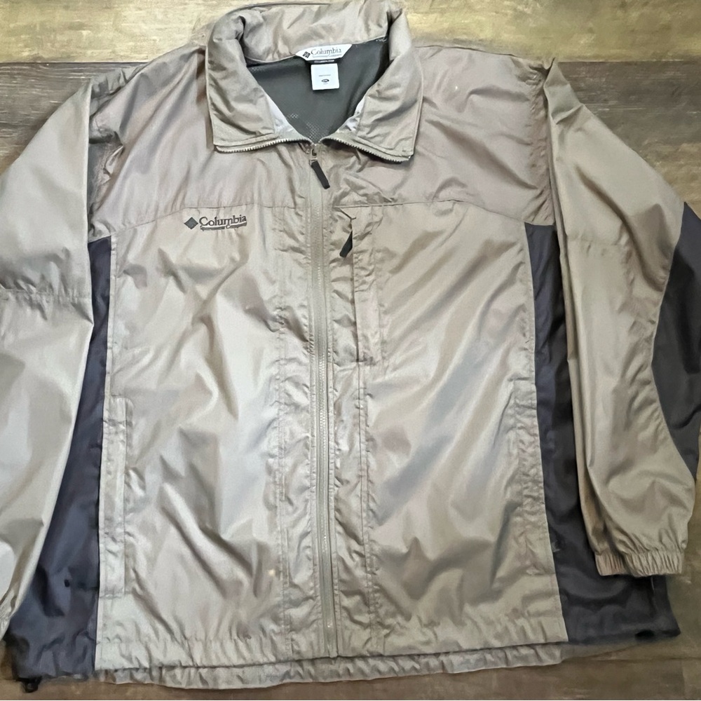 Columbia Men's Beige and Gray Windbreaker